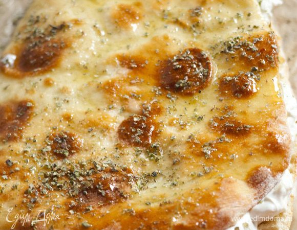 Из второй половины теста и оставшейся начинки сделать вторую фокаччу.