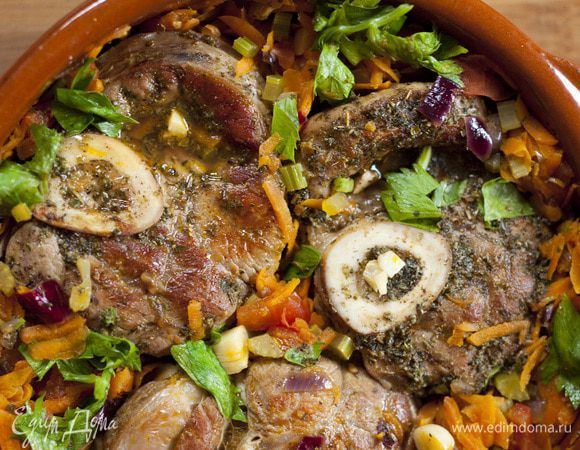 Вернуть мясо в форму, накрыть ее бумагой для выпечки, прижать крышкой и отправить на 2 часа в разогретую духовку. За 10 минут до окончания готовки добавить нарубленные листья сельдерея.