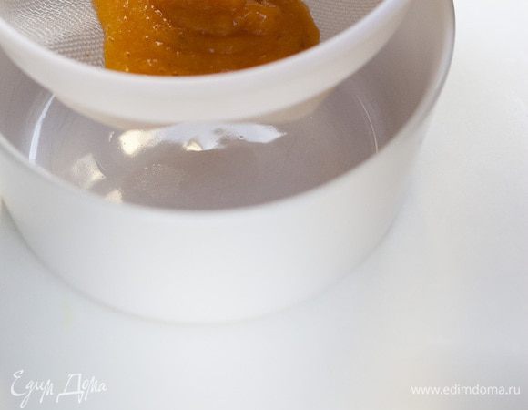 Остывшие персики взбить в блендере и протереть деревянной ложкой через пластиковое сито.