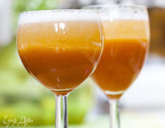 Высокие бокалы наполовину наполнить персиковым пюре, затем влить охлажденное вино и перемешать все длинной ложкой.