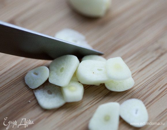 Чеснок почистить и мелко нарубить.