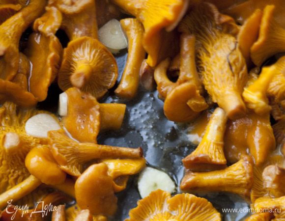 Половину сливочного и половину оливкового масла разогреть в тяжелой сковороде с высокими бортами, выложить грибы и прогревать на сильном огне 3–4 минуты.