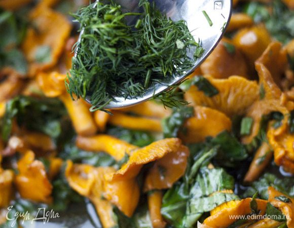 Добавить к грибам нарубленный чеснок, шалфей и орегано, готовить еще 3–4 минуты.