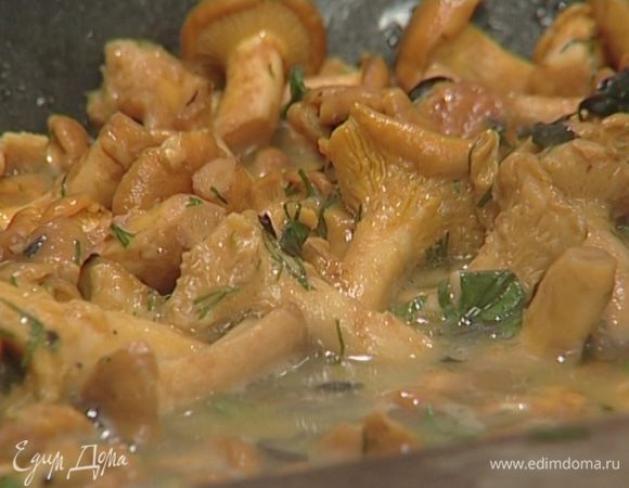 Грибы посолить, поперчить, влить лимонный сок и снять с огня.