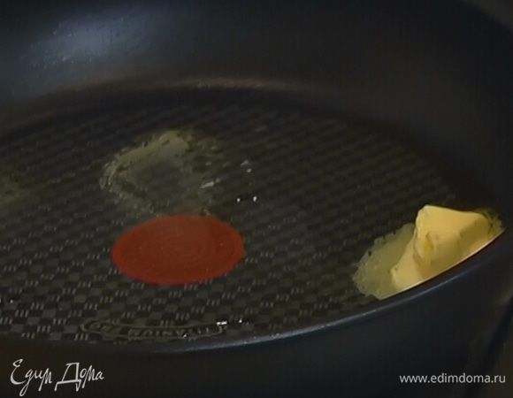 Оставшееся сливочное и оливковое масло разогреть в сковороде, которую можно ставить в духовку.