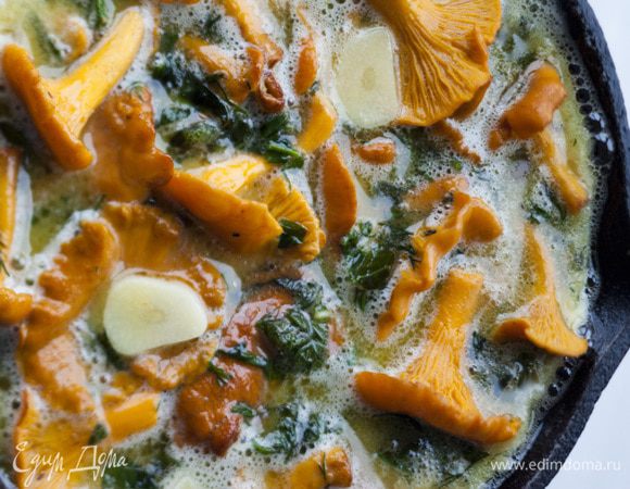 Яйца слегка взбить, соединить с половиной приготовленных грибов и выложить смесь в сковороду. Держать на медленном огне до тех пор, пока омлет не станет схватываться по краям, но внутри еще будет оставаться жидковатым.