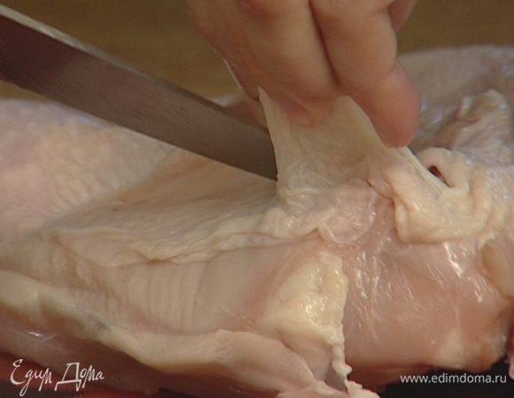 Разрезать на тушках грудную кость, а на коже сделать как можно больше надрезов.