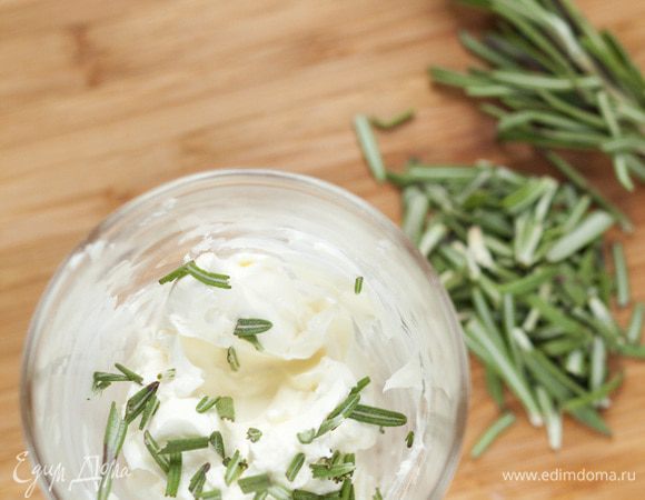 Перемешать маскарпоне с розмарином, щепоткой соли и перца.