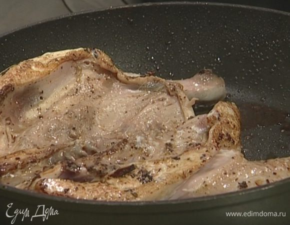 Разогреть в большой сковороде оливковое масло и обжарить цыплят с обеих сторон, затем уложить в жароупорную форму и запекать в разогретой духовке 15–20 минут.