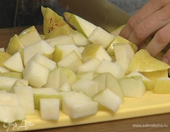 Груши вымыть и, удалив сердцевину, нарезать крупными кубиками. Сбрызнуть нарезанные груши соком лимона, чтобы не потемнели.