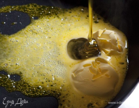 В большой сковороде растопить 80 г сливочного масла, добавить мед и, помешивая, довести до состояния карамели.