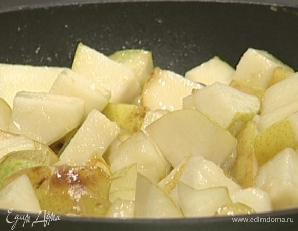 Выложить к меду груши, перемешать хорошенько и потомить несколько минут на медленном огне.