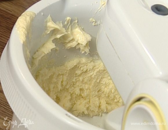 Взбить 170 г сливочного масла вместе с сахаром. Не переставая взбивать, по одному ввести яйца.