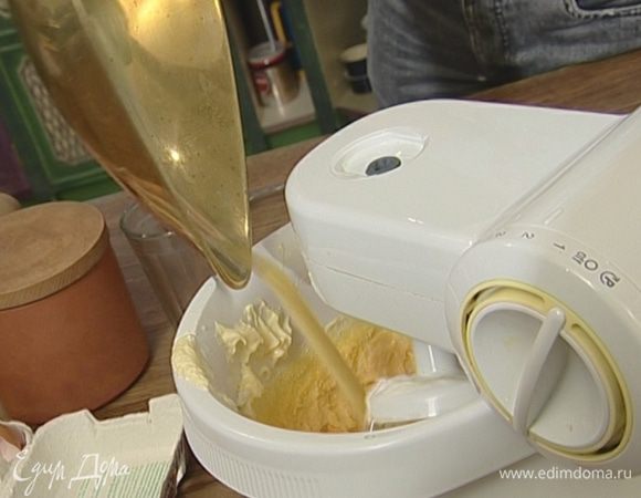 Продолжая взбивать, всыпать кукурузную и пшеничную муку и разрыхлитель.