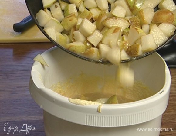 Когда тесто станет однородным, добавить груши, цедру и перемешать.