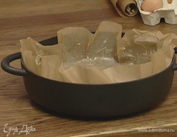 Выстелить тяжелую форму бумагой для выпечки и смазать ее оставшимся маслом.