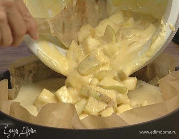 Выложить тесто в форму и выпекать в разогретой духовке чуть больше часа. Проверить, готов ли пирог, проткнув его деревянной палочкой или спичкой — она должна остаться сухой.