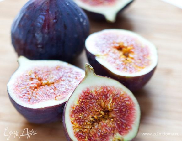 У инжира срезать плодоножки и нарезать его кружками.