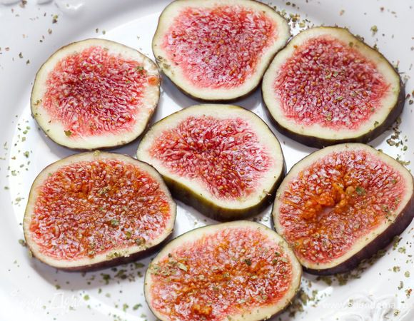 Уложить нарезанный инжир в один слой на большое блюдо, посыпать тимьяном и майораном, полить заправкой. Затянуть пленкой и поставить на час в холодильник.