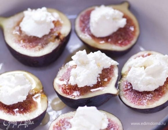 Достать инжир из холодильника и выложить на него моцареллу, разломив каждую пополам.