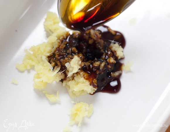 Приготовить маринад, соединив соевый соус, вино и имбирь.