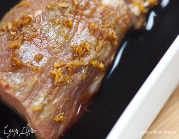 Замариновать мясо и оставить минимум на 30 минут, а лучше на пару часов.