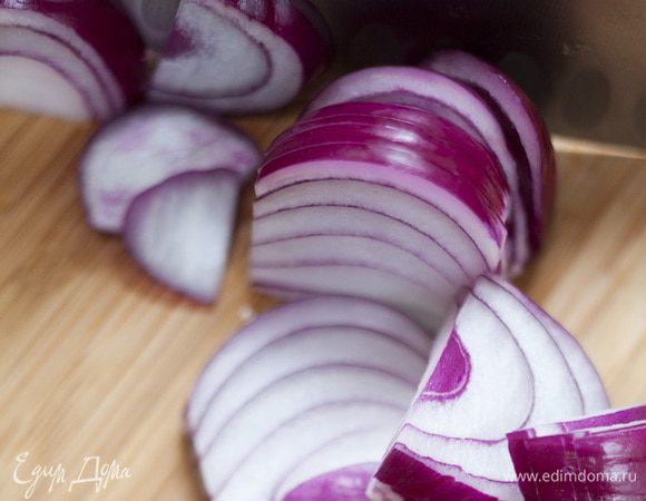 Лук почистить и нарезать полукольцами.