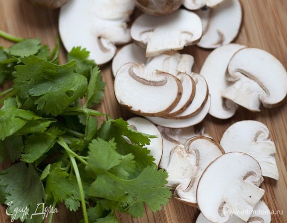 Грибы нарезать тонкими пластинками.