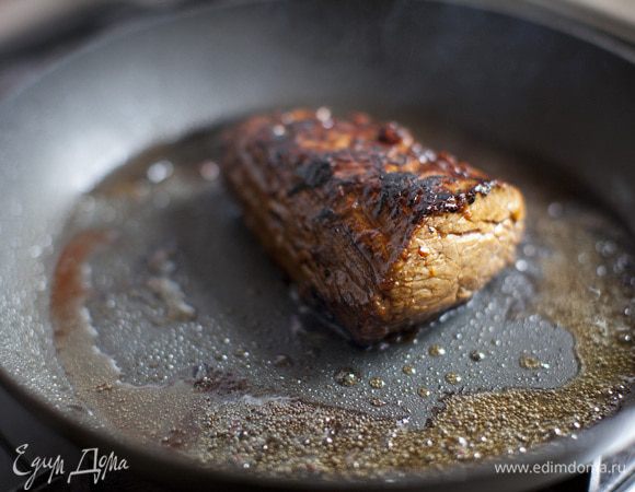Разогреть в сковороде с толстым дном растительное масло и обжаривать мясо по 3 минуты на каждой стороне. Выложить на тарелку и плотно закрыть фольгой, чтобы мясо дошло.