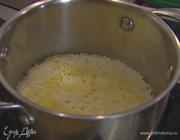 Рис отварить согласно инструкции на упаковке; пока он еще теплый, влить в него рисовый уксус.