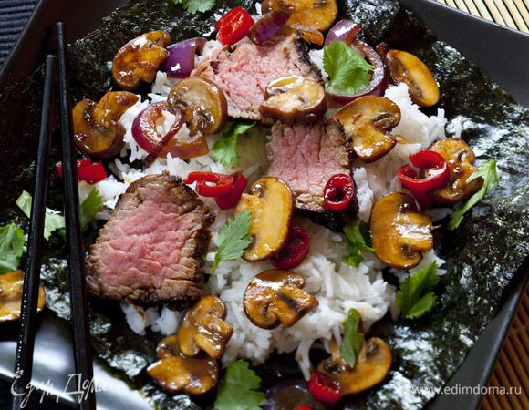 Мясо тонко нарезать. На каждый лист для суши выложить немного риса, сверху кусочек мяса и несколько грибов. Полить грибным соусом и присыпать кинзой.