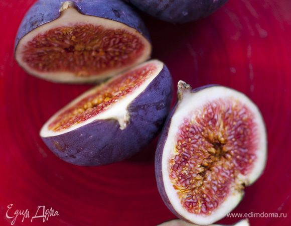 Инжир надрезать крестиком, разломить и уложить в жароупорную посуду разрезом вверх.