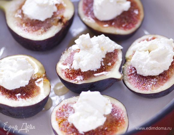 На каждую половинку инжира положить по пол чайной ложки сливочного сыра или сметаны.