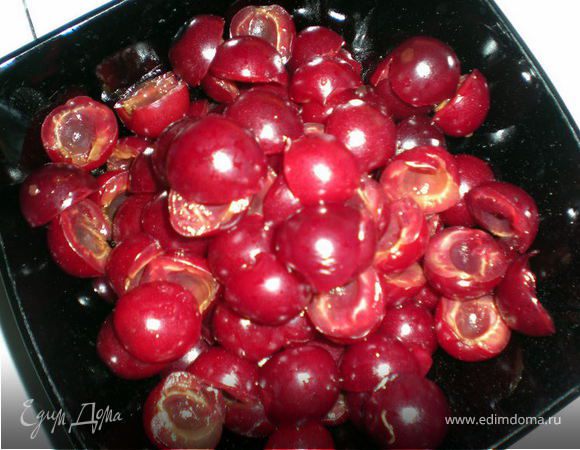 Вишню помыть,косточки удалить.Мне пришлось разрезать по полам и вынимать косточки,не смогла в связи с последними событиями найти удалялку костей.