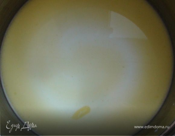Молоко нагрейте, растопите в нем сливочное масло. Дайте остыть.