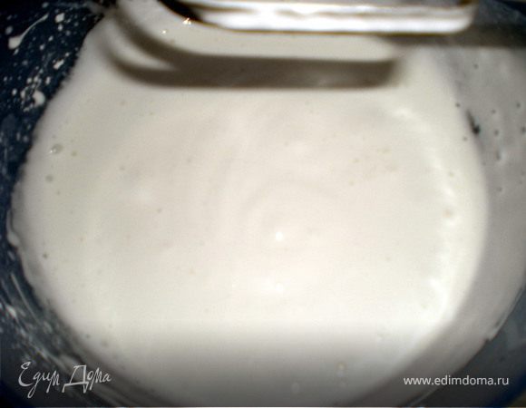 Белки взбить с сахарной пудрой в крепкую пену.