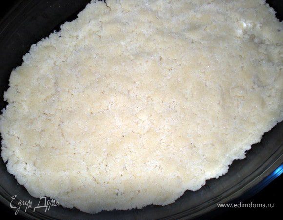 В форму для выпечки выложить 1/2 теста.