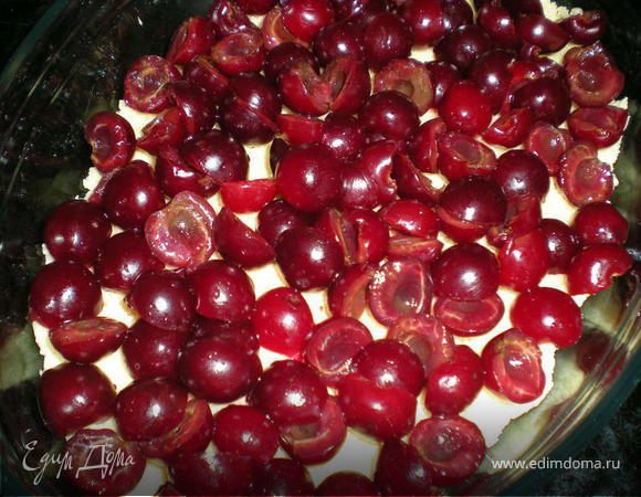 На тесто ровным слоем выкладываем вишню.