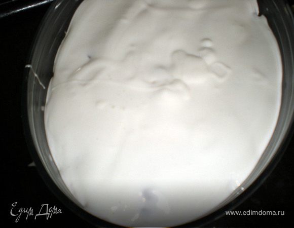 Сверху выкладываем взбитые белки.