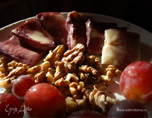 Разворачиваем сыр, подаем с грецкими орехами и виноградом! Цвет меня конечно просто потряс! Граждане, это сыр, а не ветчина!И к тому же очень вкусный! Выкладывала специально на следующий день после дегустации, как доказательство того, что все живы-здоровы))))Можно еще и с маслинами, зеленью, мёдом, помидорами подавать... короче есть место для фантазии))) Приятного аппетита!