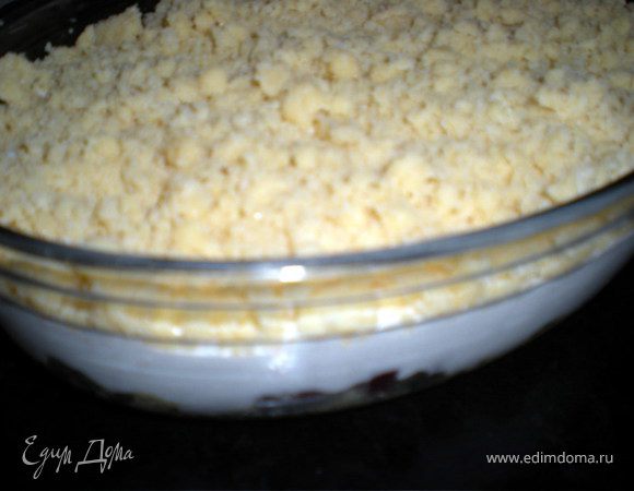 И ровным слоем высыпаем оставшееся тесто-крошку.