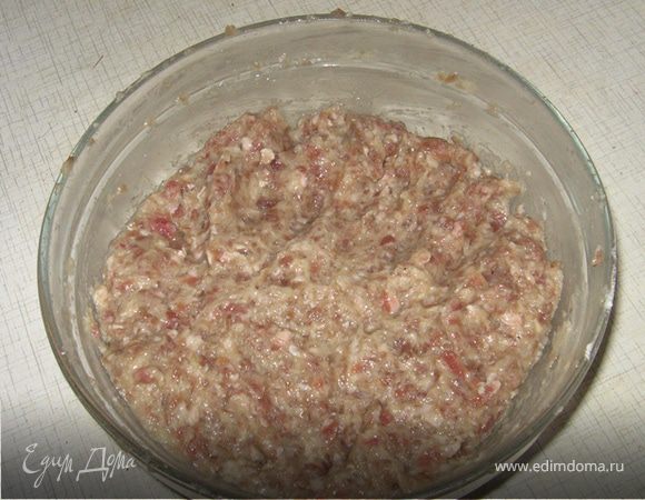 Подготовить фарш: картофелину натереть на мелкой терке (в кашицу), в блендере измельчить луковицу, вбить яйцо, посолить, поперчить и добавить сухари, чтоб взяли на себя лишнюю влагу и "склеили фарш". Дать фаршу отдохнуть.