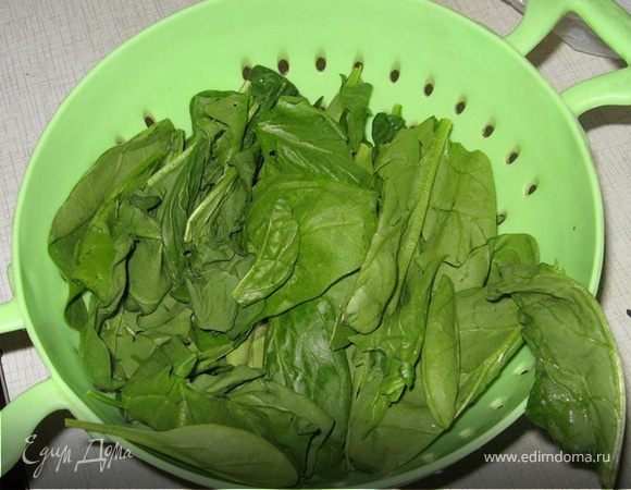 Тем временем приварить шпинат, откинуть его на друшлаг и сразу обдать холодной водой (так он лучше сохранит свой ярко-зеленый цвет). Советую его ХОРОШО измельчить для удобства, а то у меня была проблемка...