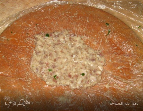 Теперь будем формировать тефтели. Разрежте пакет (пищевая пленка не пойдет - очень тонкая) и по его центру выложите фарш