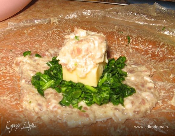 В центр фарша поместите шпинат, на него кусочек сыра и сверху положите малую часть фарша