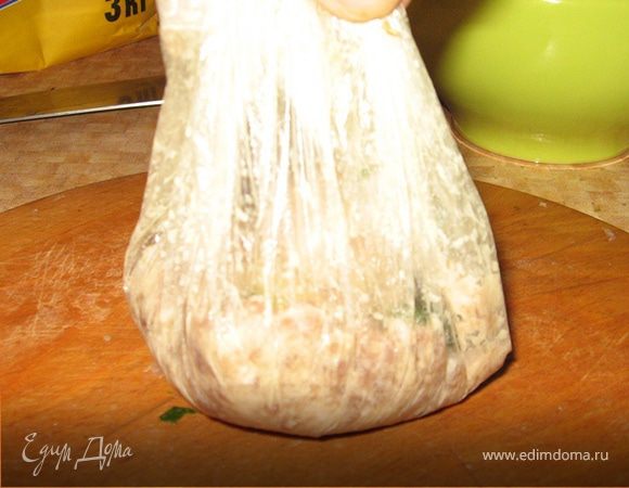 Теперь поднимите пакет за края и с его помощью сформируйте круглую тефтелю. Пообжимайте ее со всех сторон, перекиньте из пакета на смоченную водой ладонь и выложите в пароварку. Установите таймер на 35 - 40 минут.
На гарнир - картофель на пару. Было вкусно.