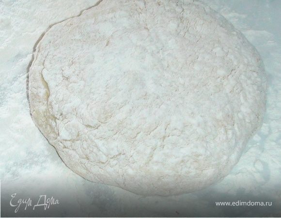 Добавьте сахар, соль, дрожжи, яйцо, перемешайте, всыпьте муку, замесите тесто. Оставьте на 10–15 минут. Еще раз вымесите, накройте полотенцем, дайте подняться в течение 2–2,5 часа.