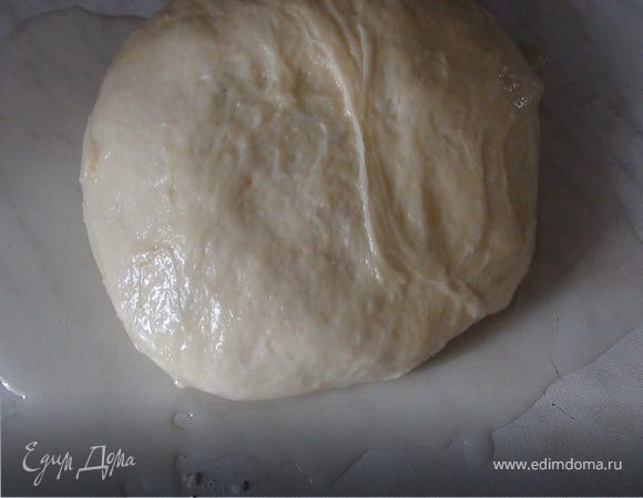 Когда тесто поднимется, рабочую поверхность смажьте оливковым или подсолнечным маслом, выложите тесто. Разогрейте сковороду с оливковым (подсолнечным) маслом.