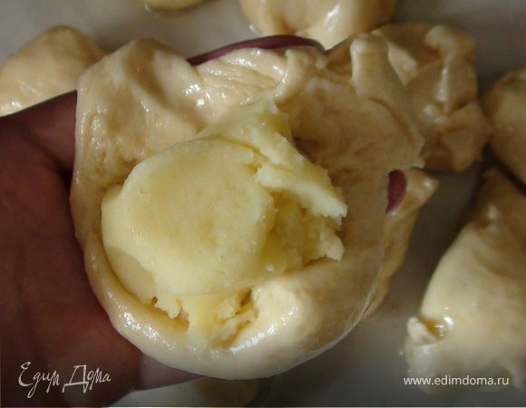 Из каждого кусочка сформируйте лепешку, в центр положите картофельное пюре, защипните по центру.