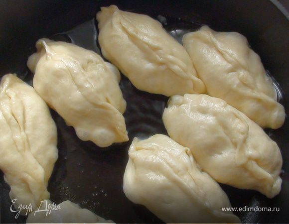 Положите в разогретую сковороду.